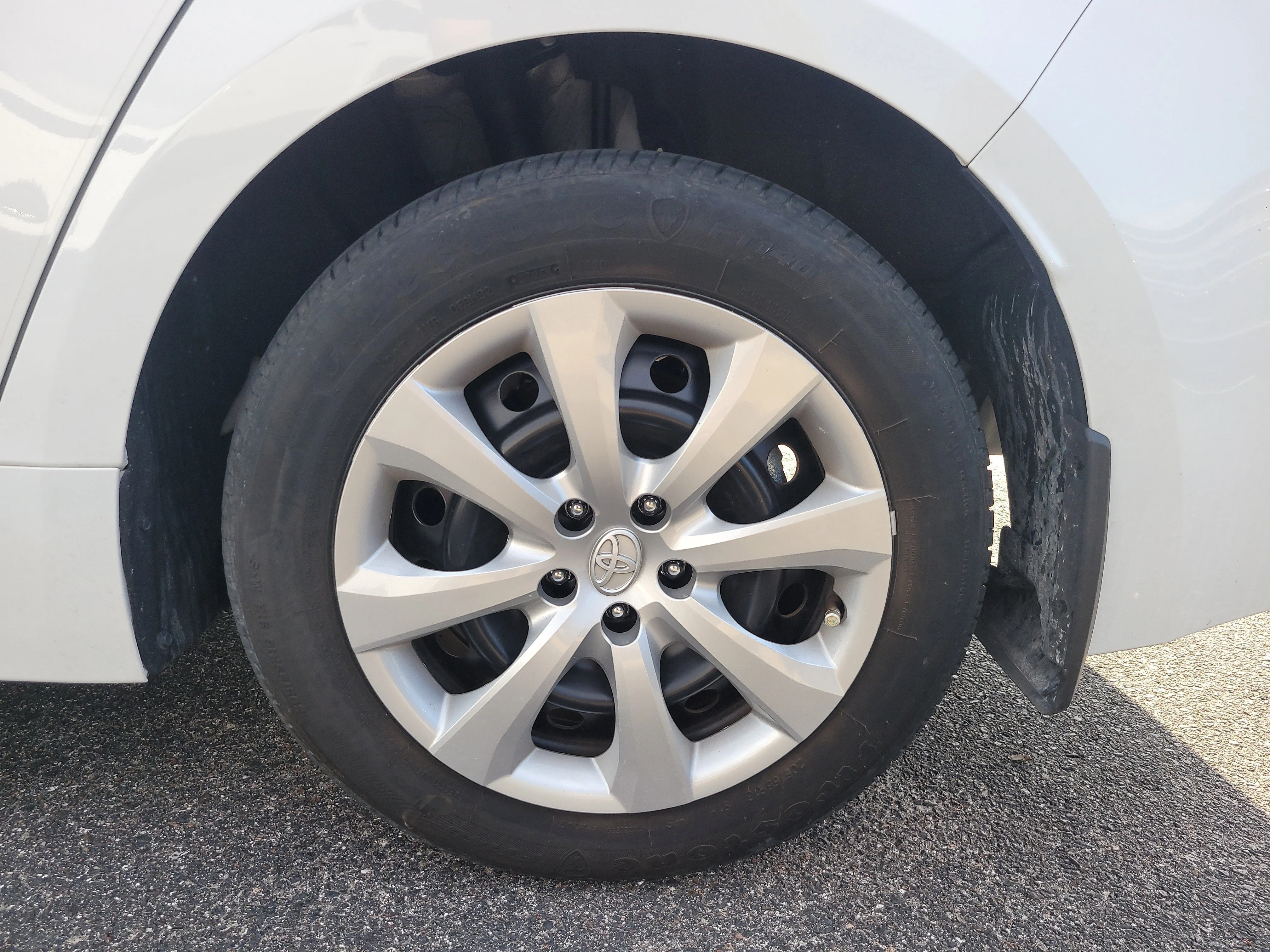Used 2025 Ice Toyota LE image 8