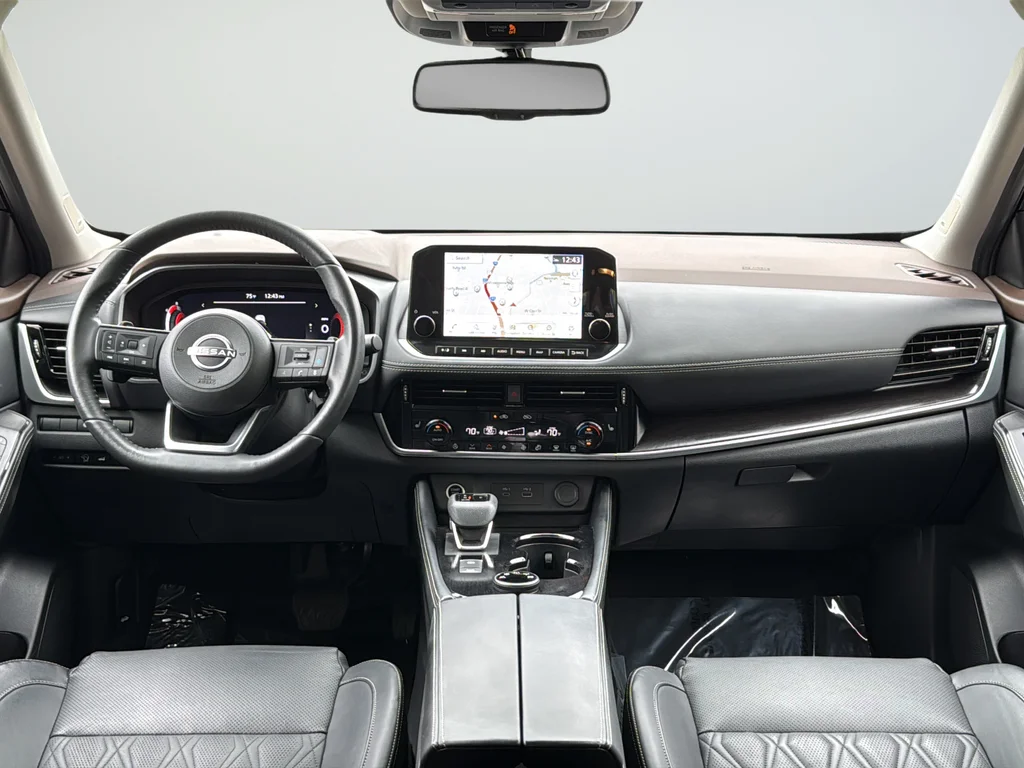 Used 2023 Black Nissan Platinum image 12