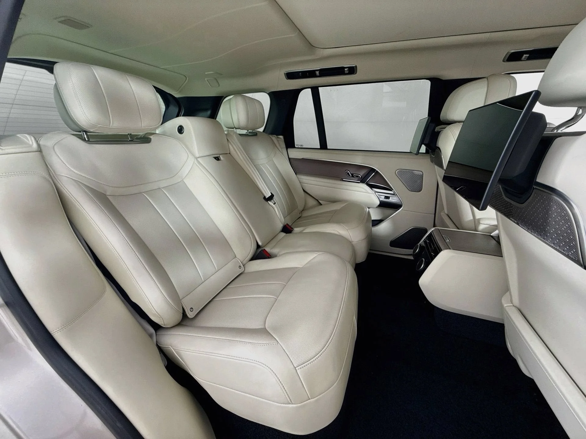 Used 2024 Batumi Gold Premium Metallic Land Rover Autobiography image 22
