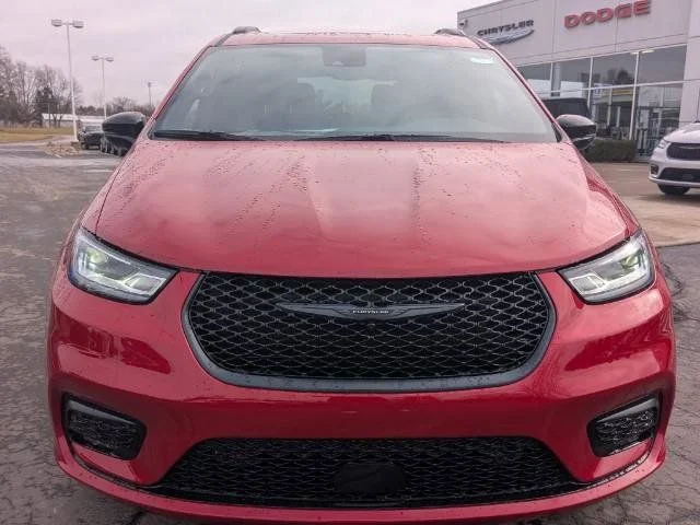 New 2026 Red Hot Pearl-Coat Exterior Paint Chrysler Limited image 6
