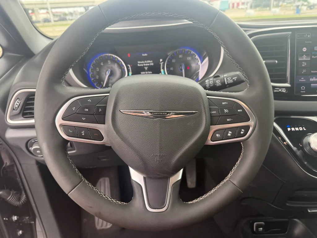 Used 2025 Diamond Black Crystal Pearlcoat Chrysler Select image 17