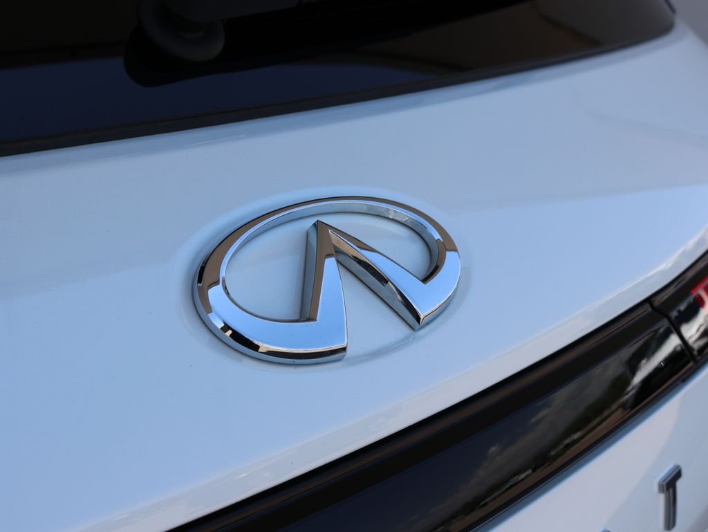 Certified Used 2025 White INFINITI LUXE image 37