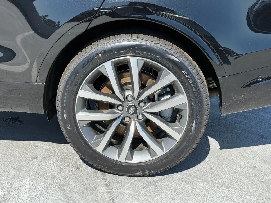 Used 2025 Black Land Rover Dynamic SE image 9