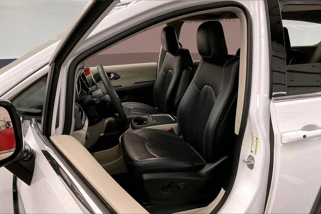 Used 2024 White Chrysler Select image 29