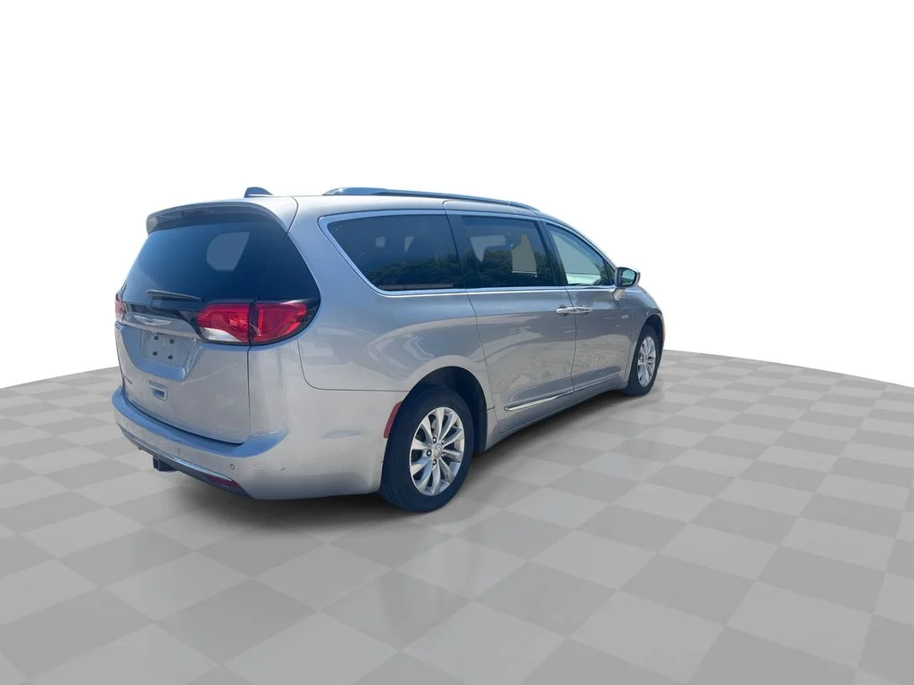 Used 2018 Silver Chrysler Touring L image 7