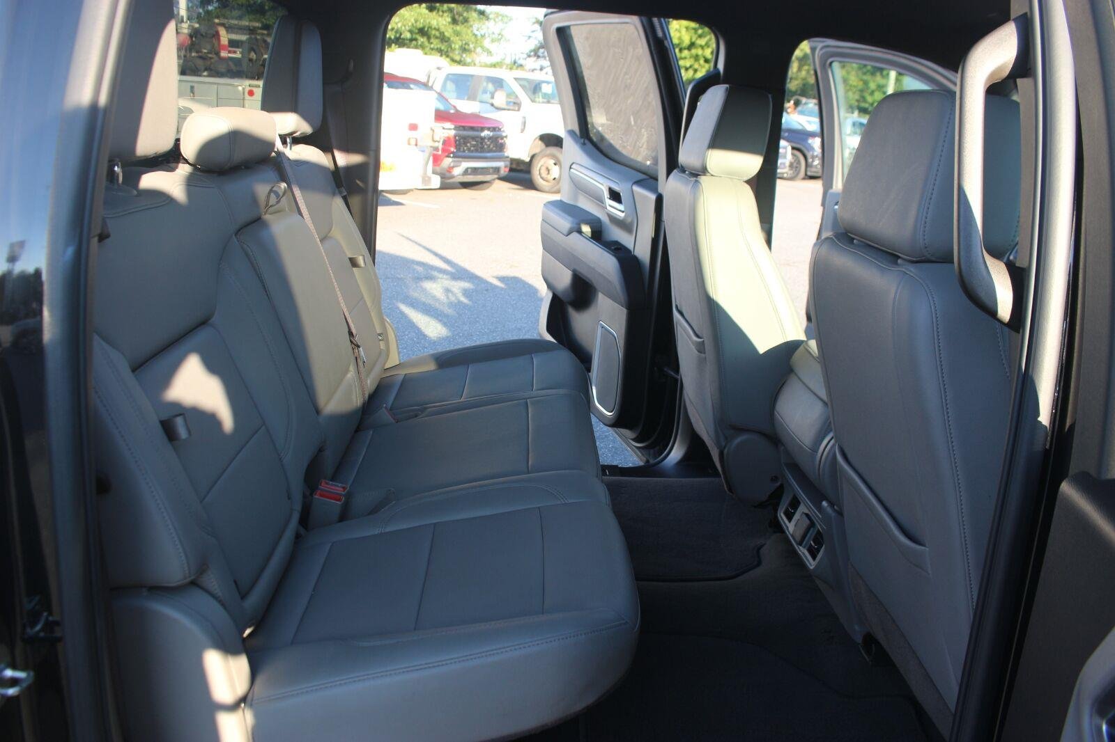 Used 2025 Onyx Black GMC SLT image 33