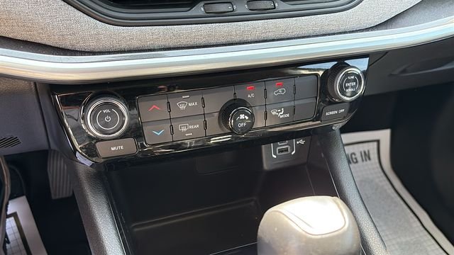 Used 2022 Silver Jeep Latitude image 17