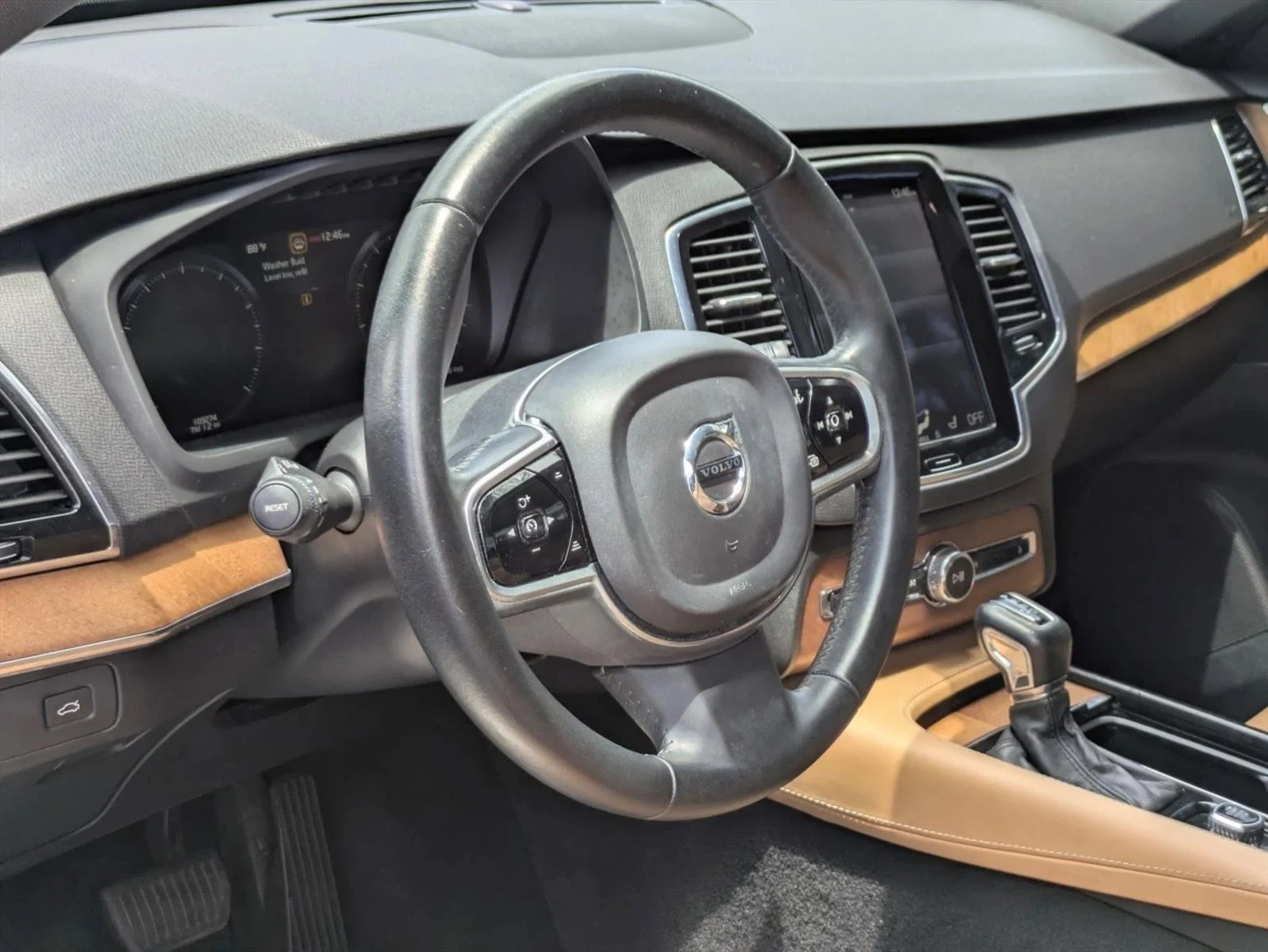 Used 2018 White Volvo Inscription image 10