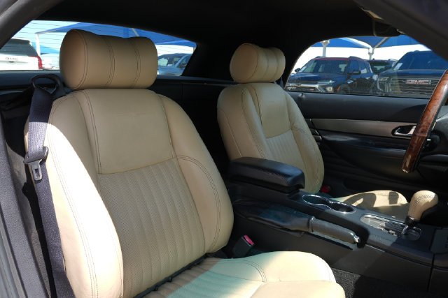 Used 2005 Gold Ford Base image 13