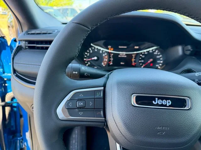 New 2026 Hydro Blue Pearl-Coat Exterior Paint Jeep Limited image 17