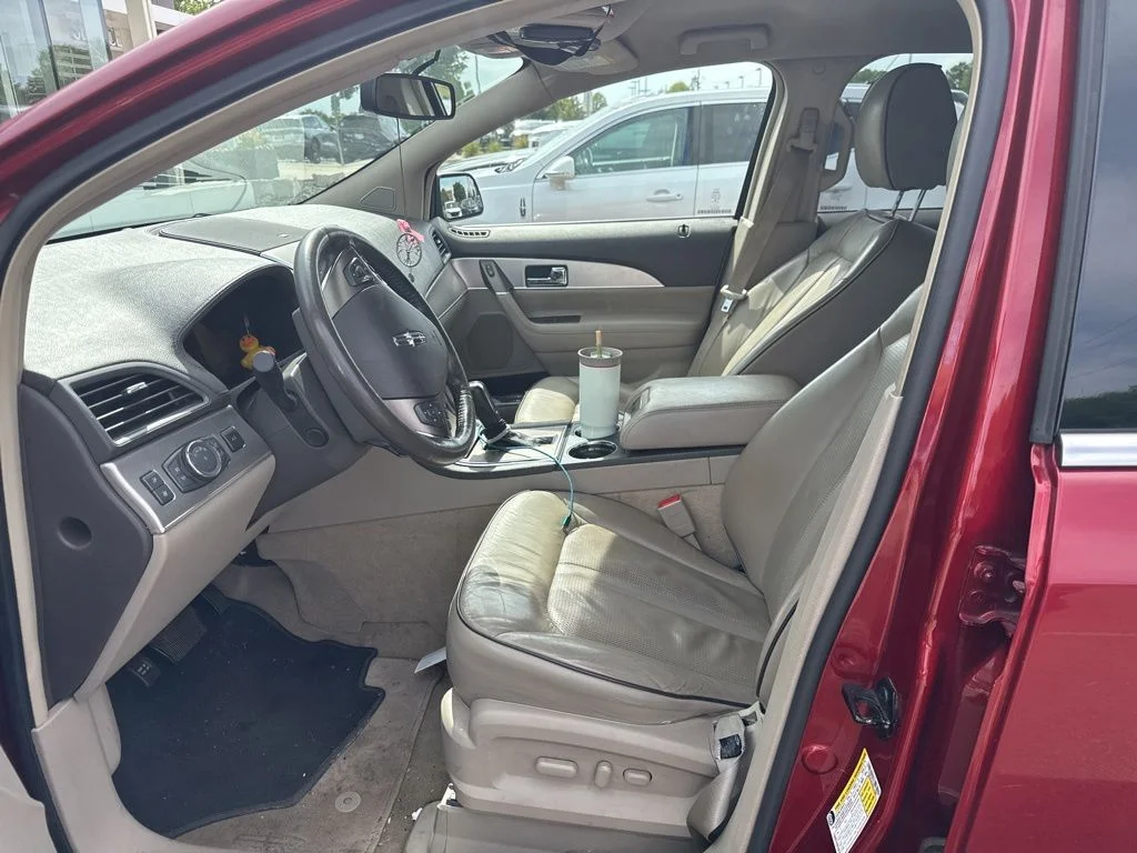 Used 2014 Red Lincoln Base image 6