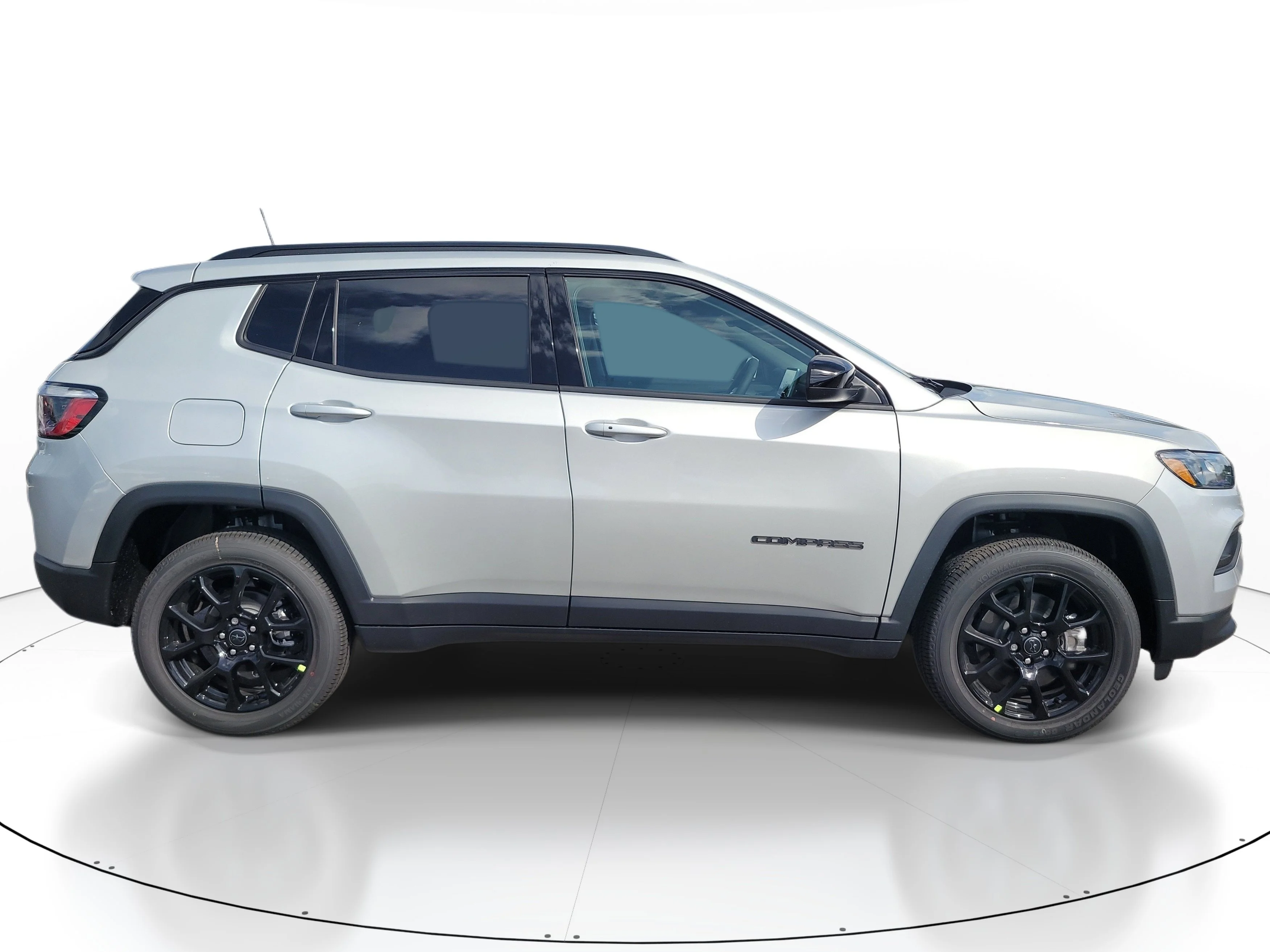 New 2026 Silver Zynith Metallic Clearcoat Jeep Latitude Altitude image 5