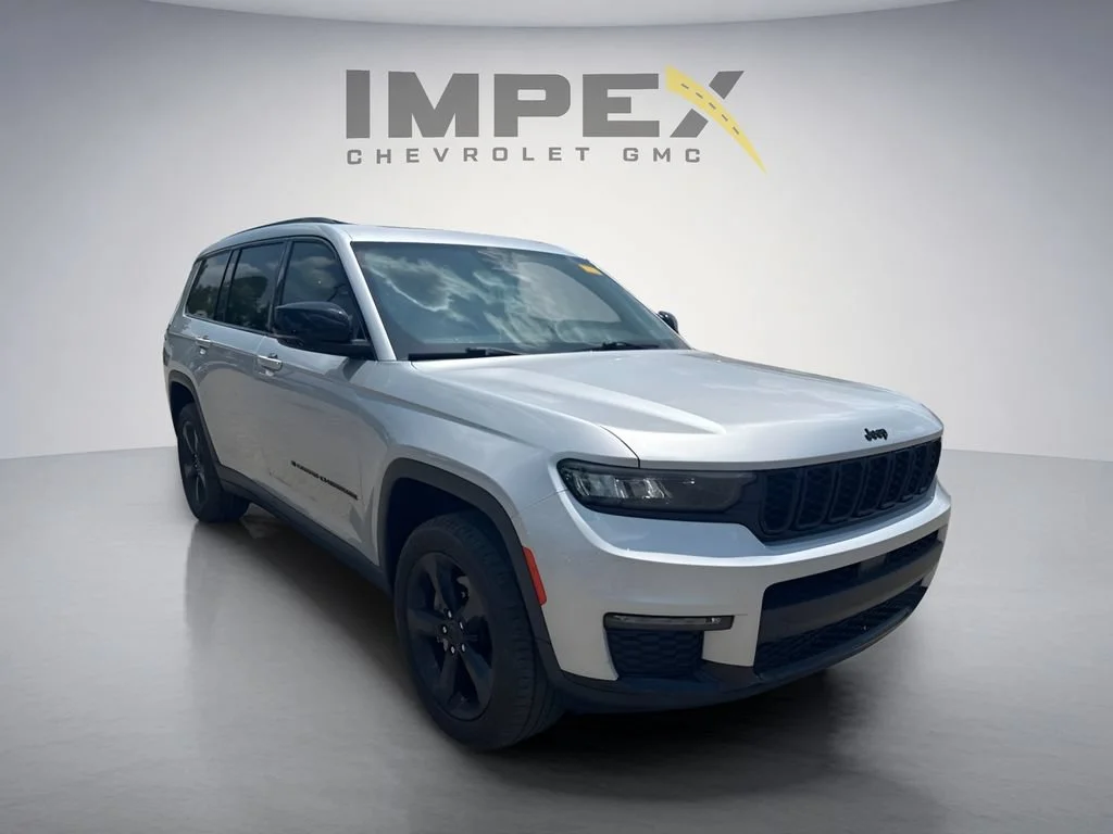 Used 2022  Jeep Limited image 7