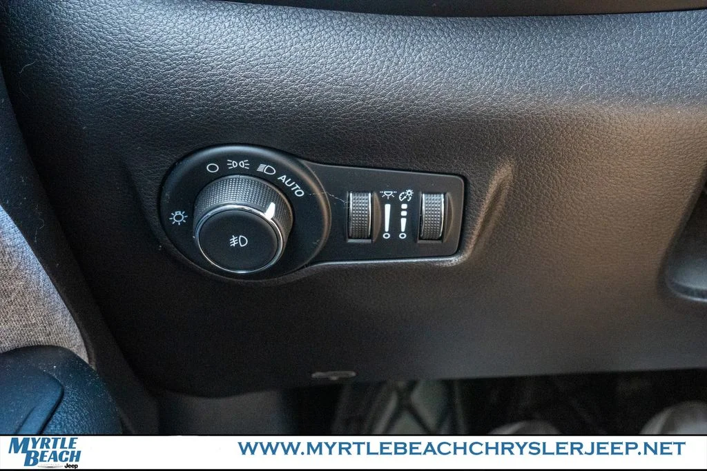 Used 2023 Crystal Metallic Jeep Latitude image 29
