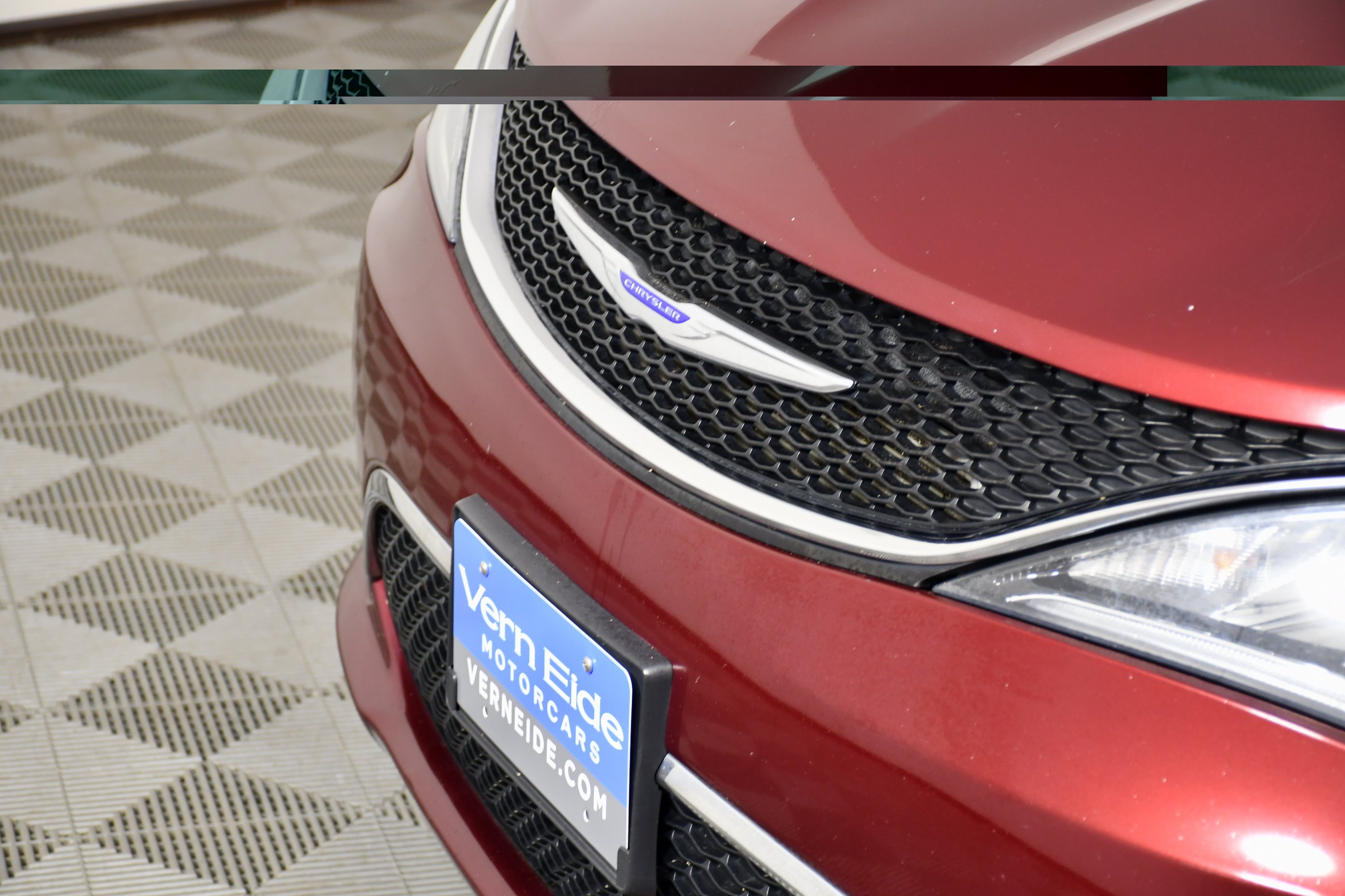 Used 2019 Velvet Red Pearlcoat Chrysler Touring L image 11