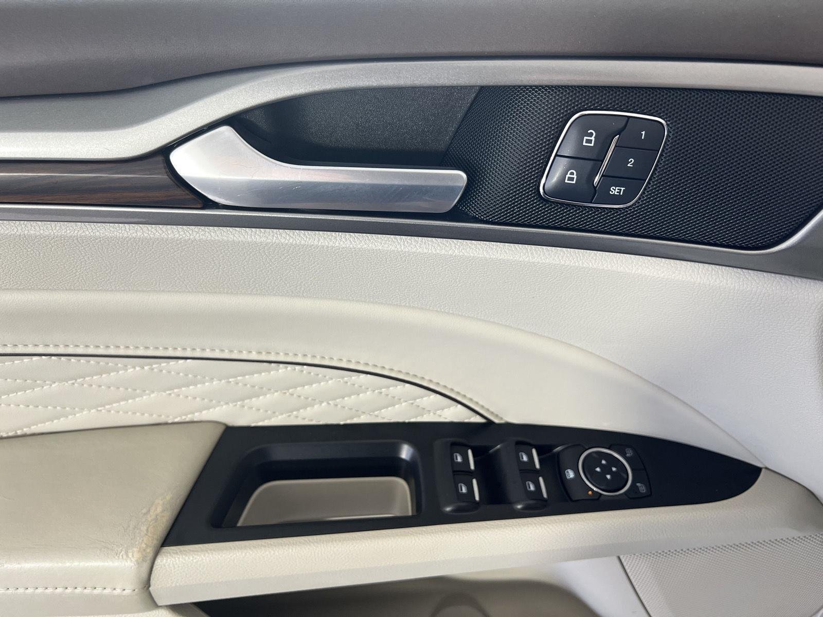 Used 2017 White Platinum Metallic Tri-Coat Ford Platinum image 13