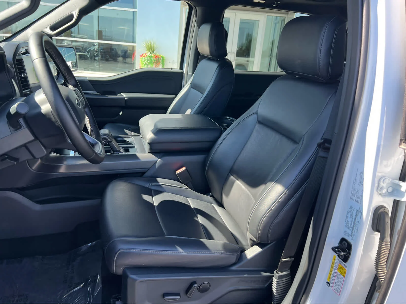 Certified Used 2025 Oxford White Clearcoat Ford LARIAT image 29