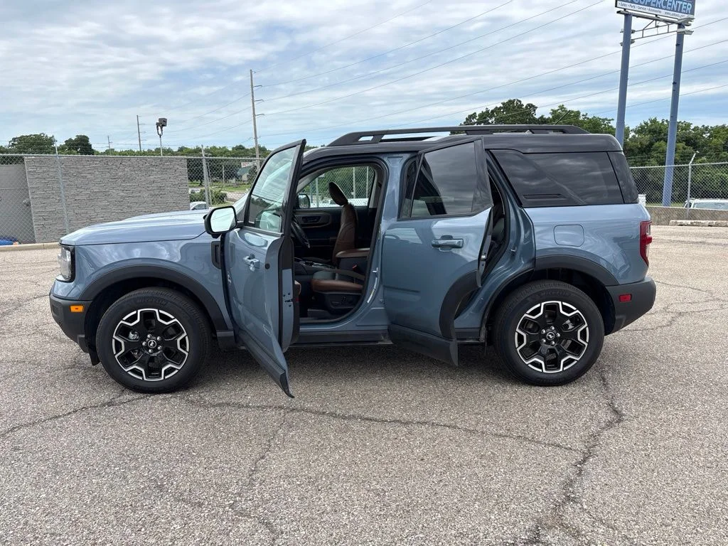 Used 2025 Azure Gray Metallic Ford Outer Banks image 4