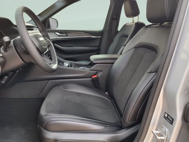 New 2026 Silver Zynith Exterior Paint Jeep Altitude image 24