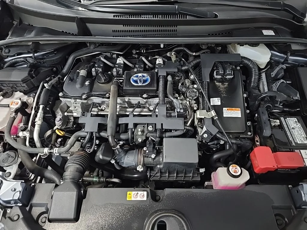 Used 2021  Toyota LE image 12