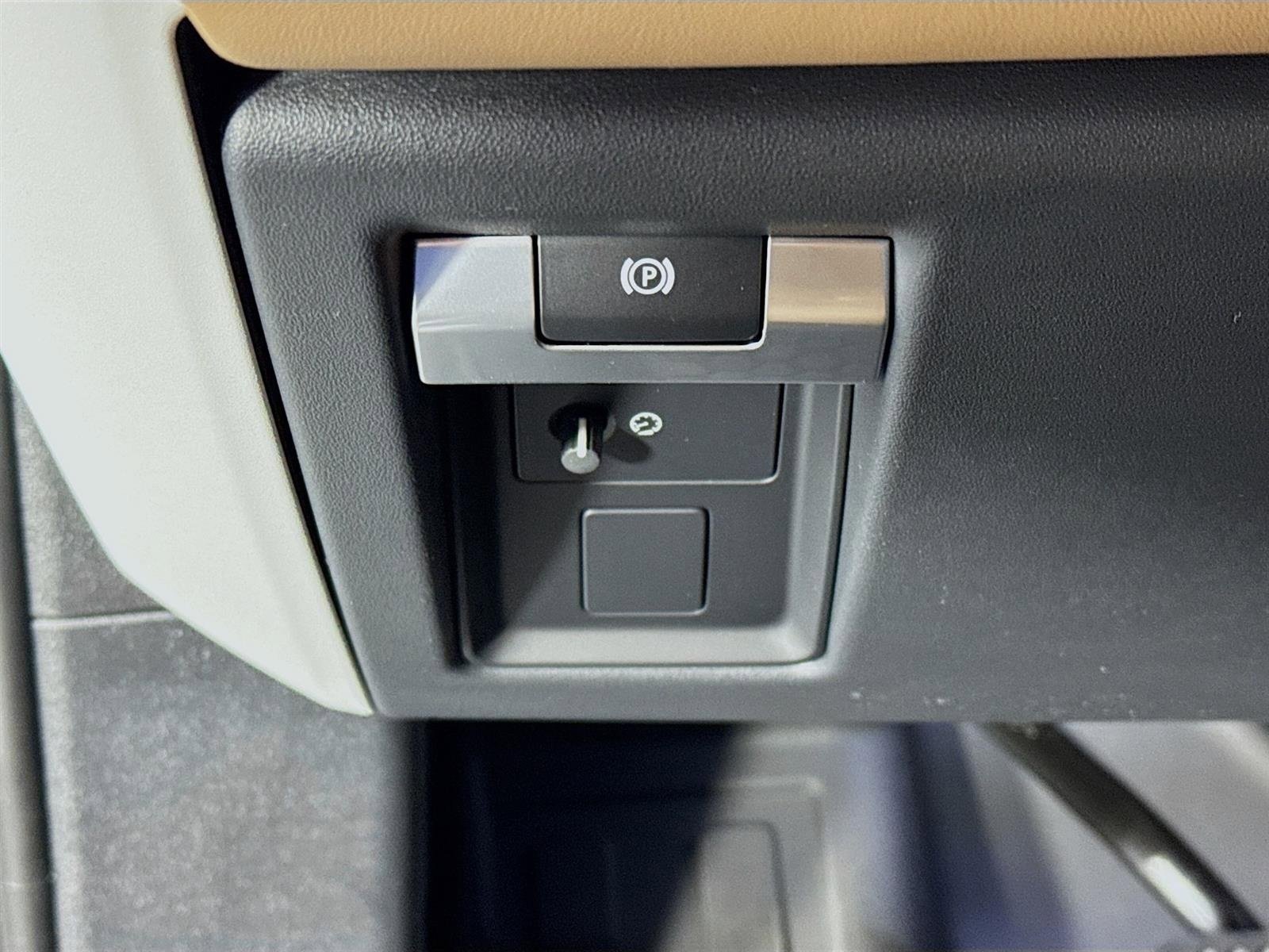 Used 2026 Fuji White Land Rover X-Dynamic SE image 10