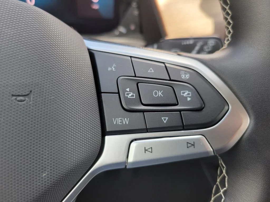 Used 2026  Volkswagen SE w/Technology image 21