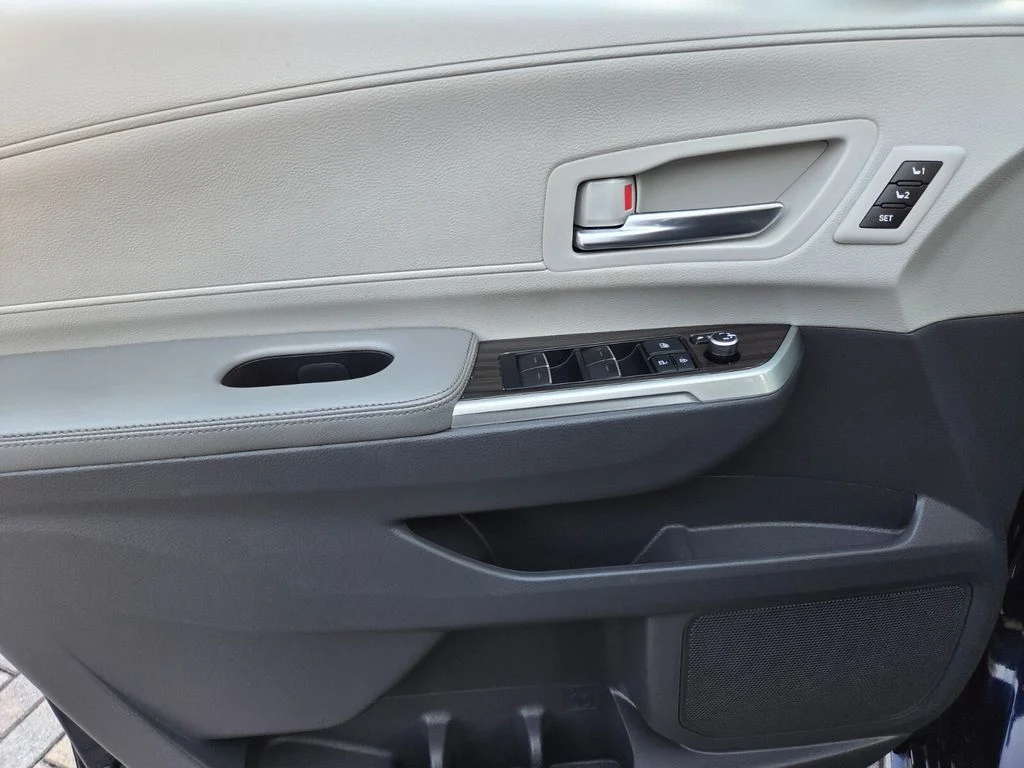 Used 2021  Toyota Limited image 29