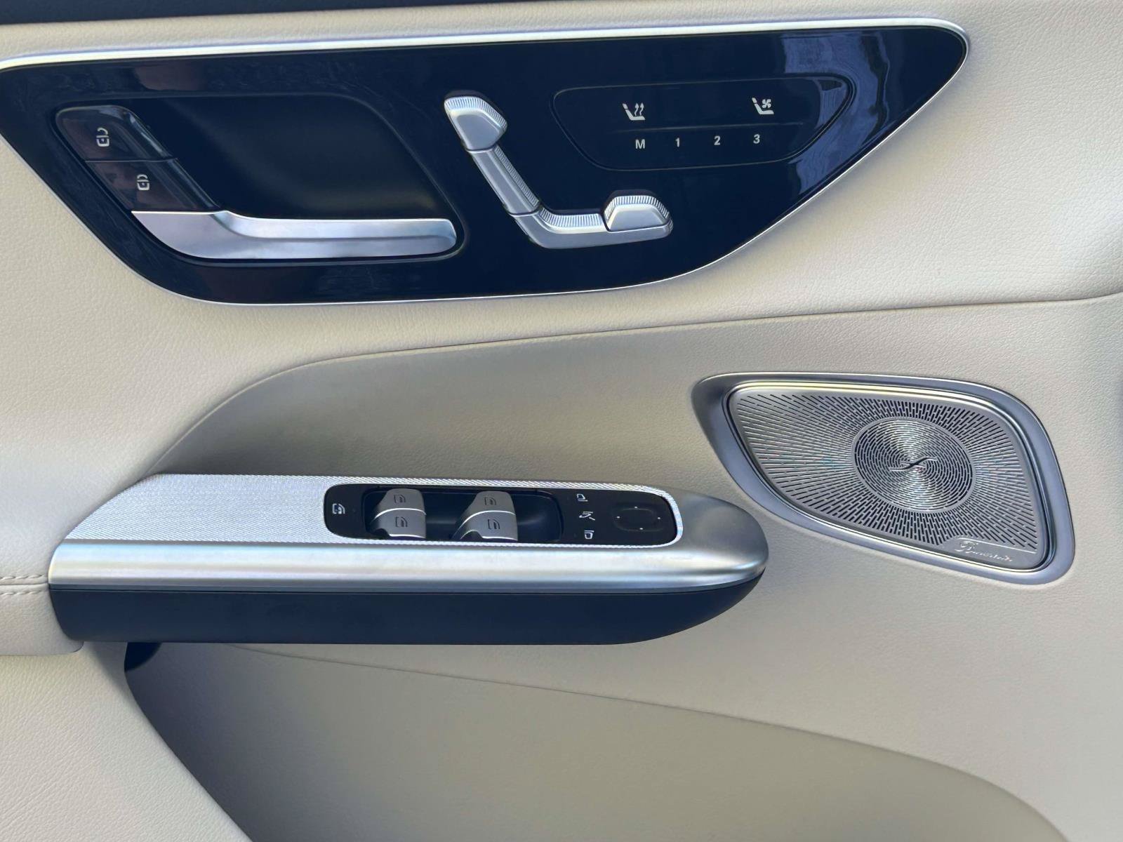 New 2027 Verde Silver Metallic Mercedes-Benz GLC 300 SUV image 18