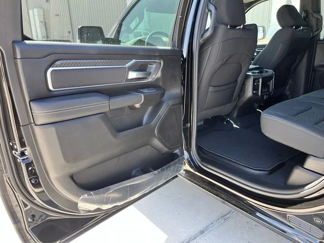 New 2026 Diamond Black Crystal Pearl-Coat Exterior Paint RAM Big Horn/Lone Star image 17