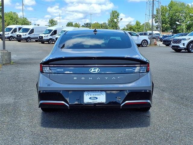 Used 2024  Hyundai  image 10