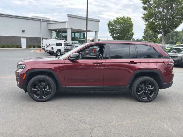 Used 2023 Red Jeep Altitude X image 2