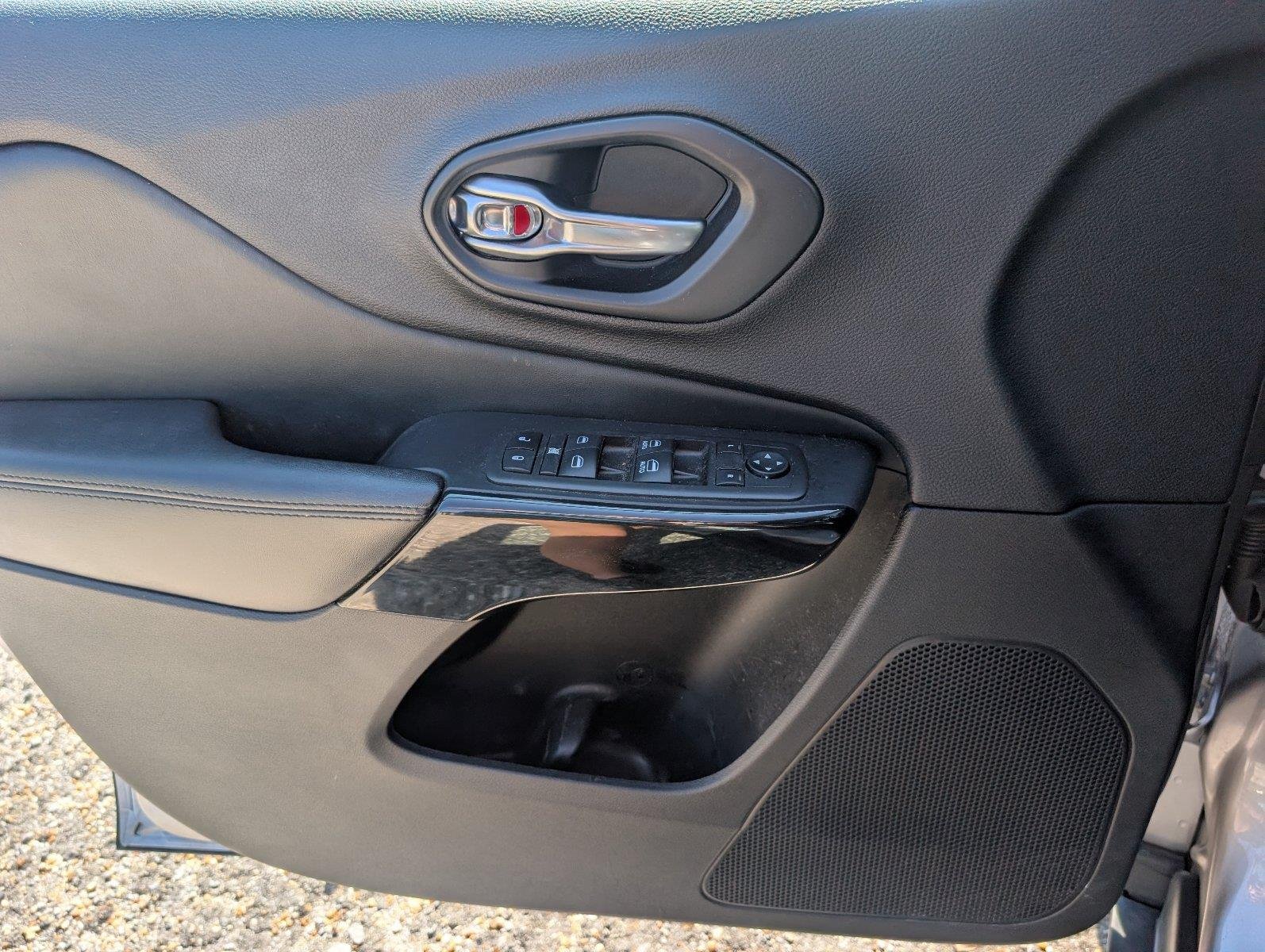 Used 2021 Diamond Black Crystal Pearlcoat Jeep Altitude image 19