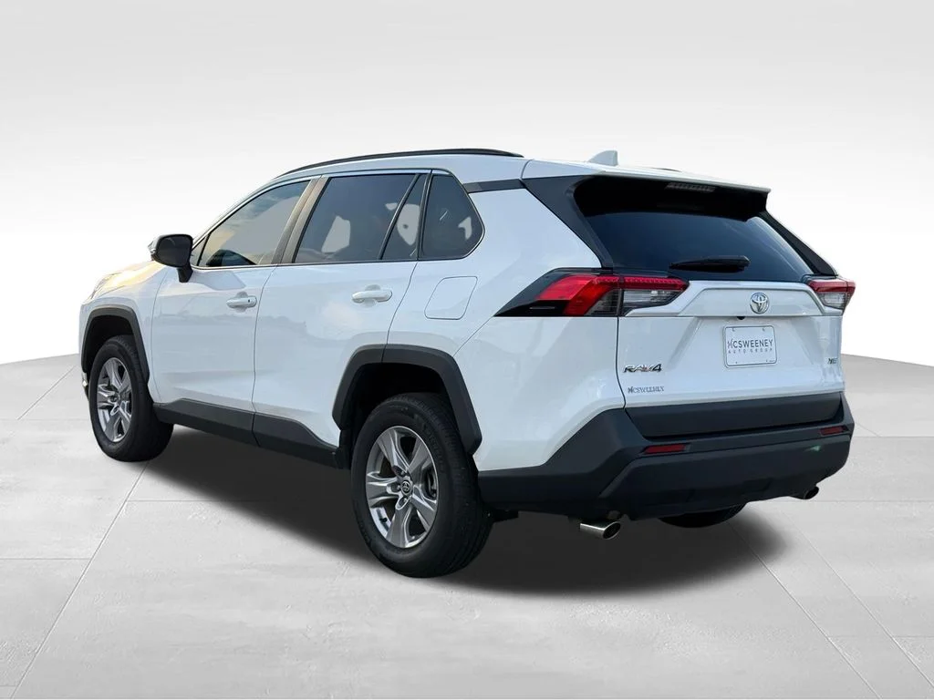 Used 2022 White Toyota XLE image 3