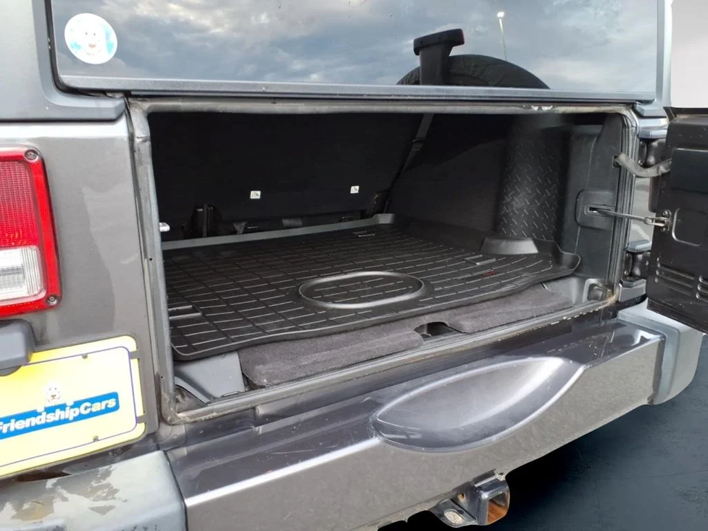 Used 2018 Gray Jeep Unlimited Sahara image 8