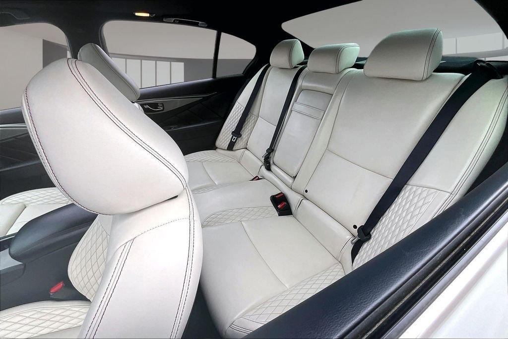 Used 2019 White INFINITI Red Sport 400 image 27