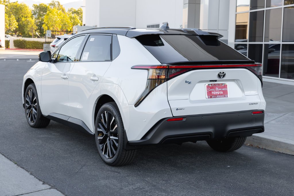 New 2027 Wind Chill Pearl with Midnight Black Metallic roof <sup>1</sup> Toyota  Limited image 7