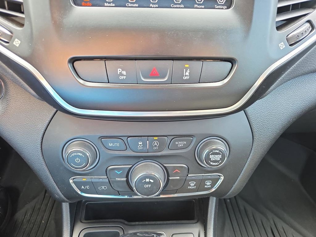 Used 2021 Gray Jeep Latitude Plus image 23