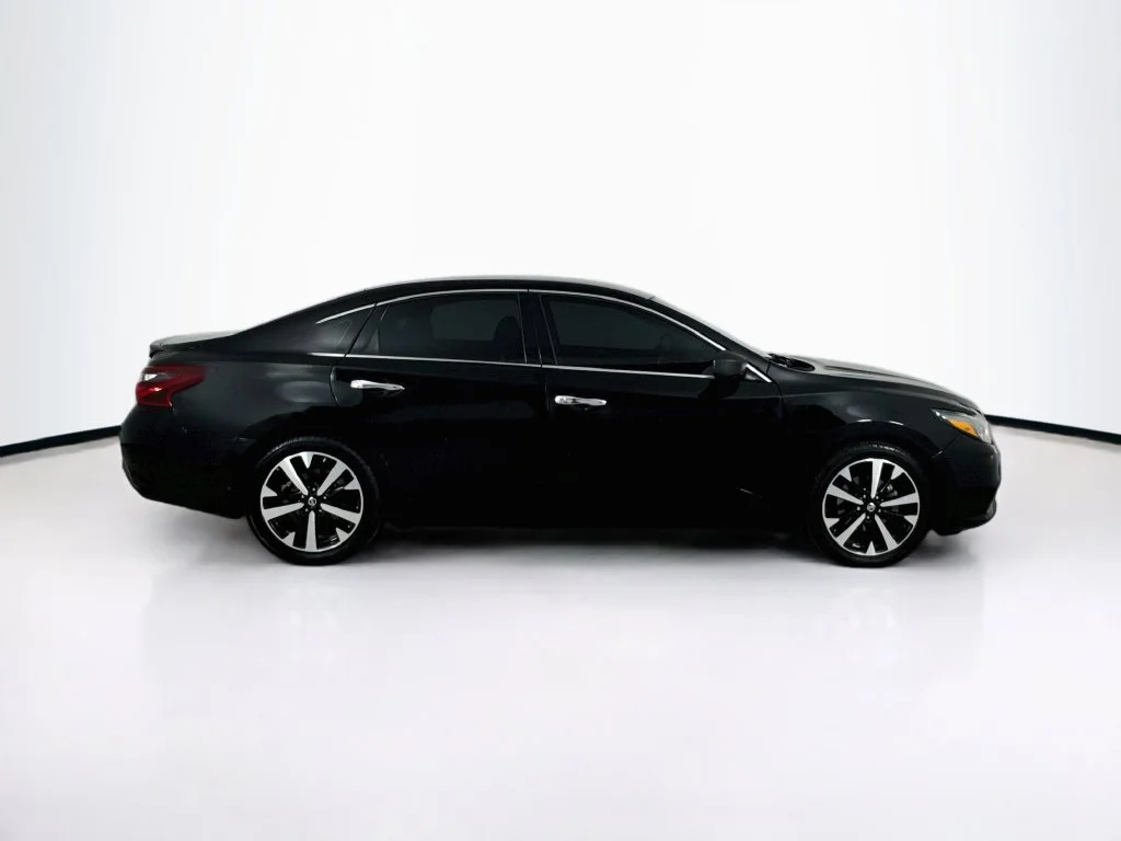 Used 2018 Super Black Clearcoat Nissan 2.5 SR image 9