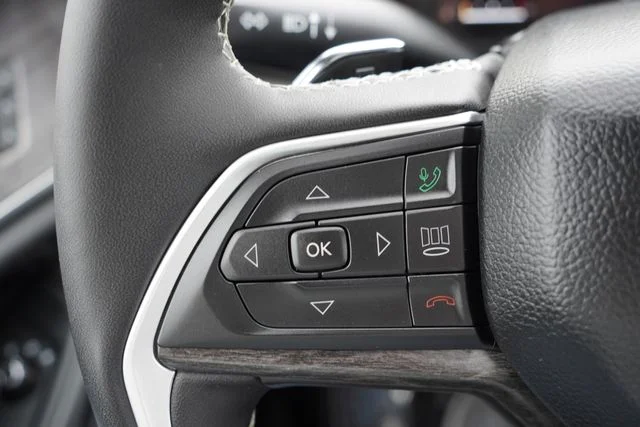 Used 2025 White/off-white Jeep Limited image 35