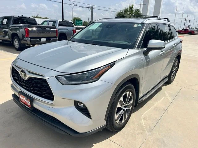 Used 2021 Silver Toyota XLE image 5