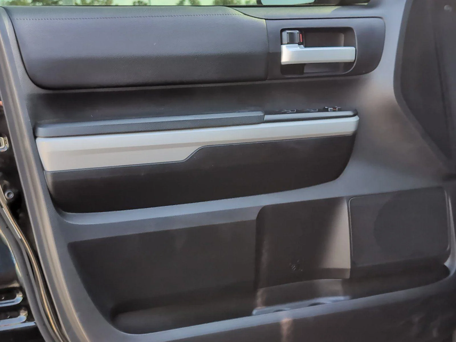 Used 2019 Midnight Black Metallic Toyota SR5 image 17