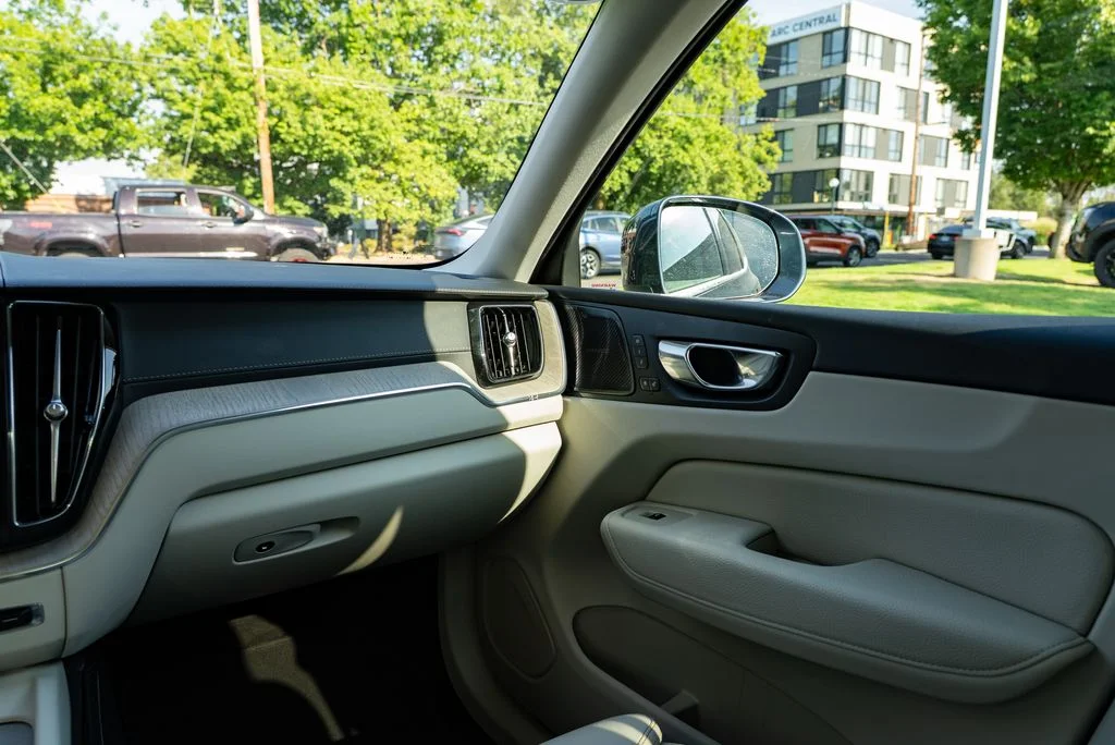 Used 2019 Blue Volvo T6 Inscription image 11