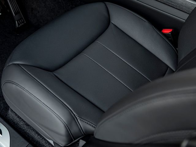 New 2026 Santorini Black Land Rover SE image 15