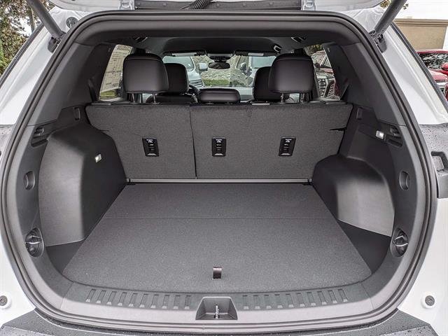 New 2027 Summit White Chevrolet LT image 39