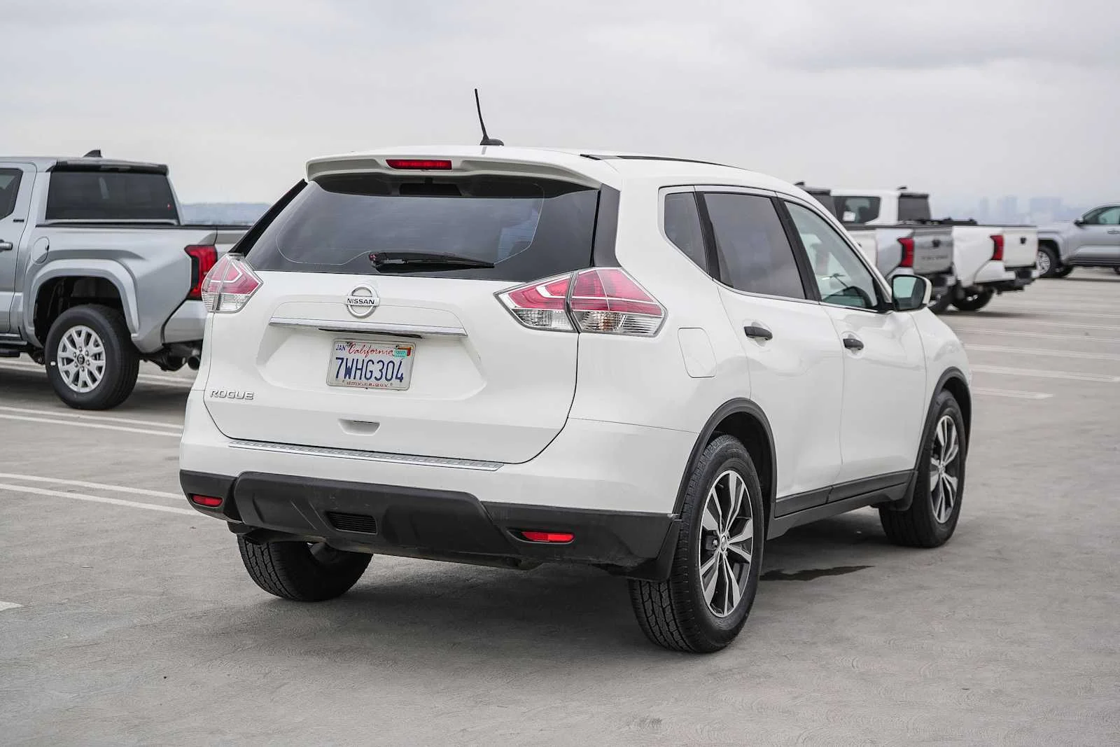 Used 2016 Glacier White Nissan S image 6