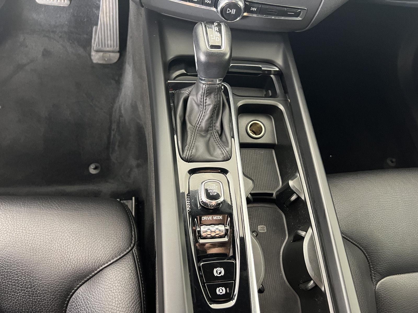 Used 2020 Onyx Black Metallic Volvo Momentum image 20