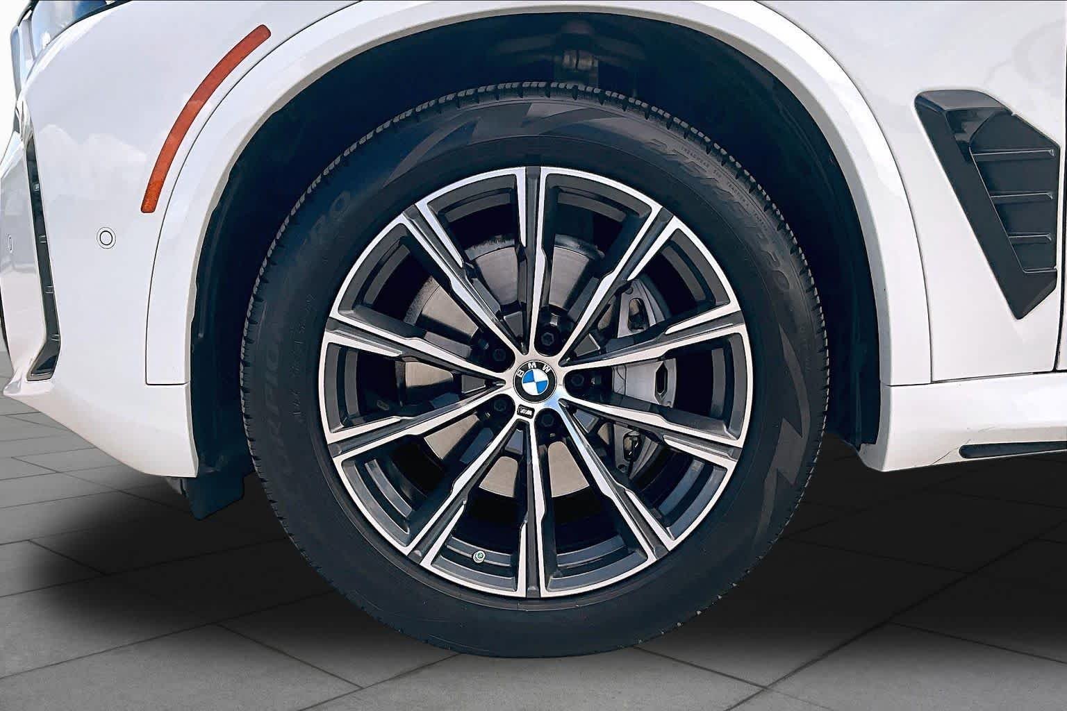 Used 2024 Alpine White BMW sDrive40i image 10