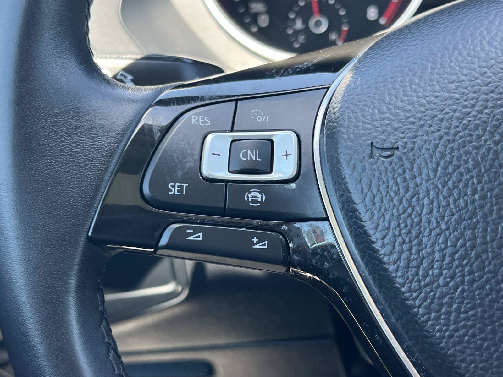 Used 2019 Platinum Gray Metallic Volkswagen SE image 9