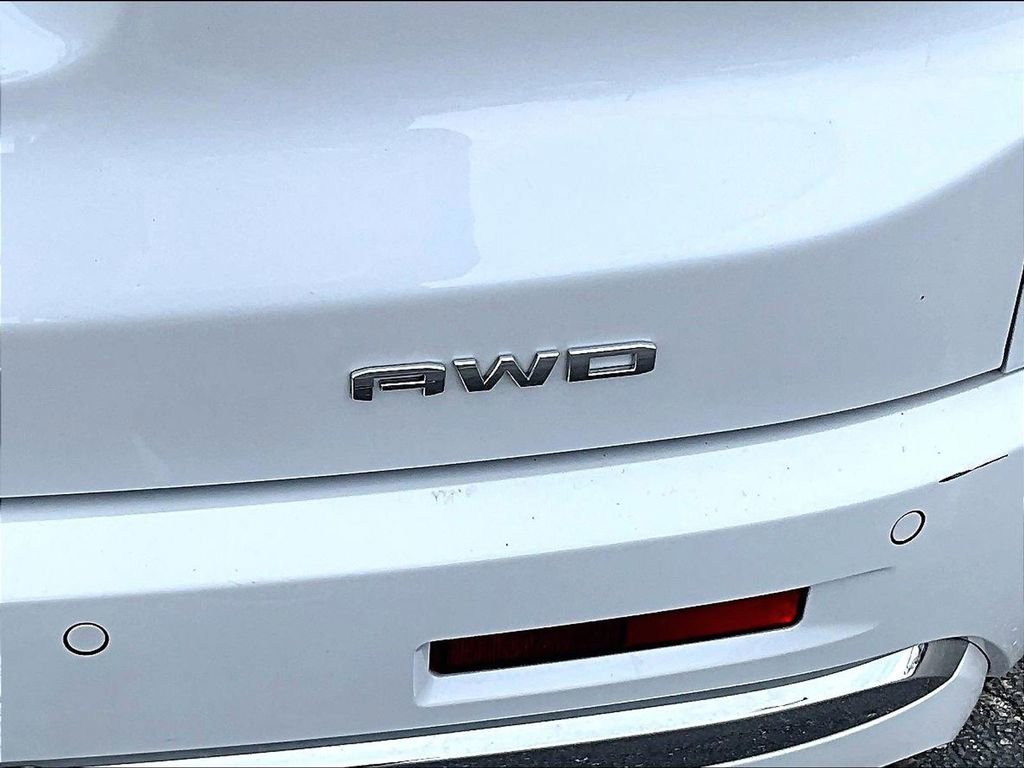 Used 2023 White Frost Tricoat GMC Denali image 30