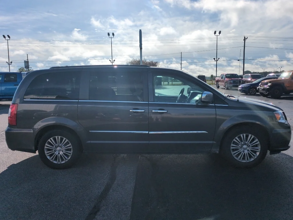 Used 2016 Granite Crystal Metallic Clearcoat Chrysler Touring-L Anniversary Edition image 5